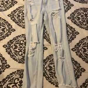 Woman’s distressed light wash jeans size 5
